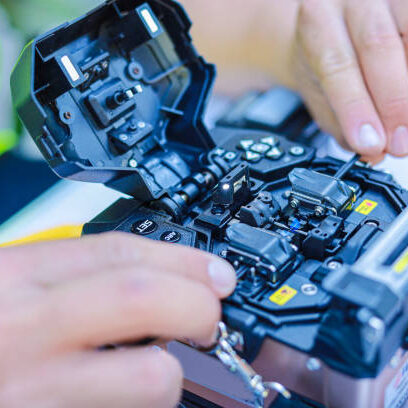 Fiber Optic Fusion Splicing Cable Internet signal and Wire connection with Fiber Optic Fusion Splicing machine,fiber optic cable splice machine in work